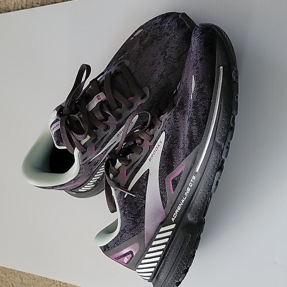 Brooks Adrenaline GTS 23 sneakers size 8
